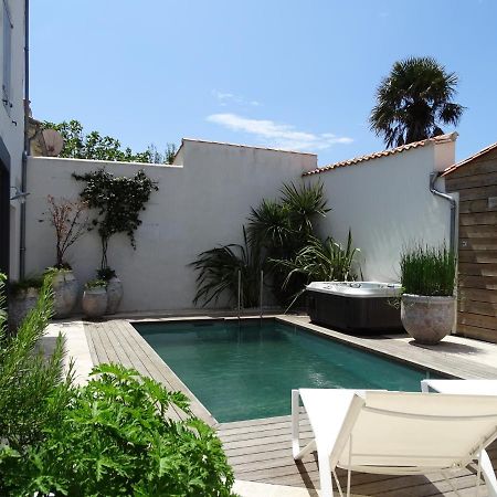 Maison Le Clos Neraud Avec Piscine Et Spa 圣马丹德雷 外观 照片