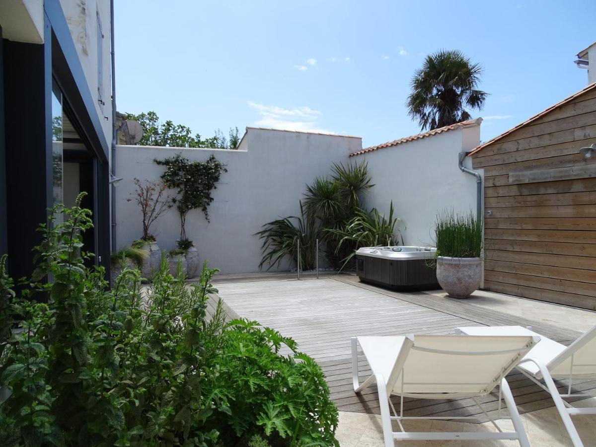 Maison Le Clos Neraud Avec Piscine Et Spa 圣马丹德雷 外观 照片
